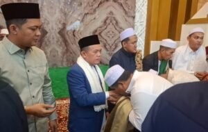 Gubernur Al Haris Salat Idul Fitri Bersama Warga, Ajak Jadikan Momentum Perbaikan Diri