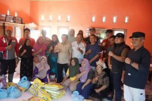 Tinjau Warga Selango yang Terdampak Banjir, Gubernur Al Haris Beri Motivasi Agar Tetap Tegar dan Sabar serta Gelontorkan 1 ton Beras