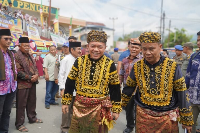 Gubernur Al Haris Dianugerahi Gelar Adat Kehormatan Depati Amanah Negroi Tanoh Sunge Pnoh